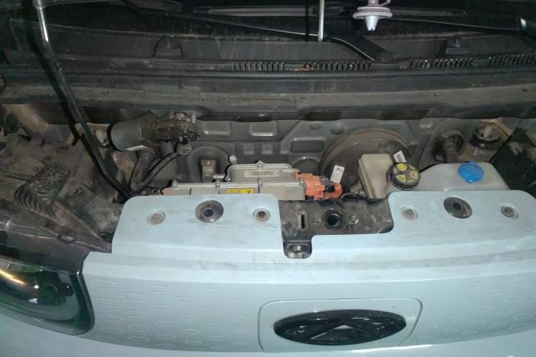 Used Chery QQ Ice Cream 2022 170km Sundae Phosphate Lithium-Ion Engine Bay