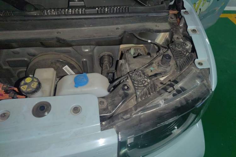 Used Chery QQ Ice Cream 2022 170km Sundae Phosphate Lithium-Ion Engine Bay Left
