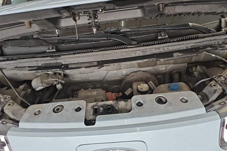 Used Chery QQ Ice Cream 2022 170km Sundae Phosphate Lithium-Ion Engine Bay