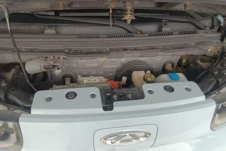 Used Chery QQ Ice Cream 2022 170km Sundae Phosphate Lithium-Ion Engine Bay