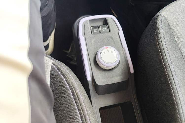 Used Chery QQ Ice Cream 2022 170km Sundae Phosphate Lithium-Ion Gear Lever