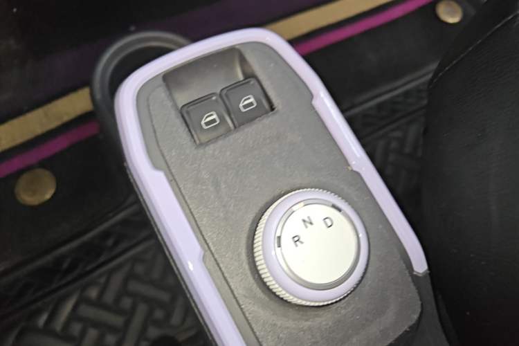 Used Chery QQ Ice Cream 2022 170km Sundae Phosphate Lithium-Ion Gear Lever