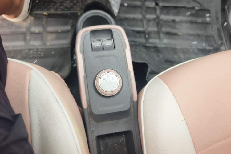 Used Chery QQ Ice Cream 2022 170km Sundae Phosphate Lithium-Ion Gear Lever