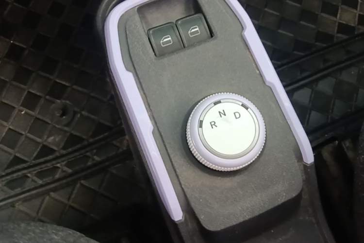 Used Chery QQ Ice Cream 2022 170km Sundae Phosphate Lithium-Ion Gear Lever