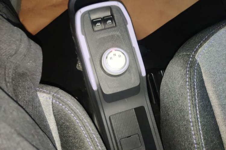Used Chery QQ Ice Cream 2022 170km Sundae Phosphate Lithium-Ion Gear Lever