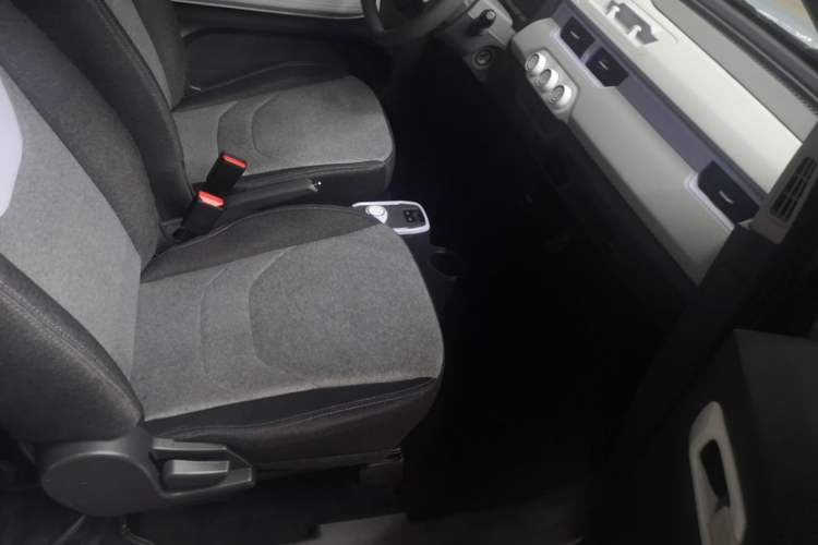 Used Chery QQ Ice Cream 2022 170km Sundae Phosphate Lithium-Ion Right Front Seat