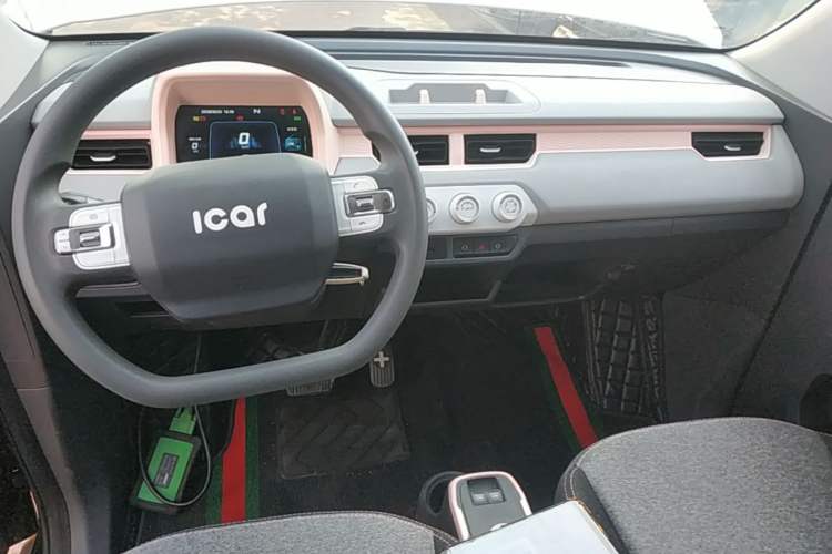 Used Chery QQ Ice Cream 2022 170km Sundae Phosphate Lithium-Ion Center Console