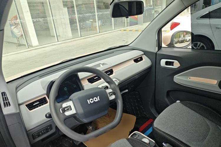 Used Chery QQ Ice Cream 2022 170km Sundae Phosphate Lithium-Ion Center Console