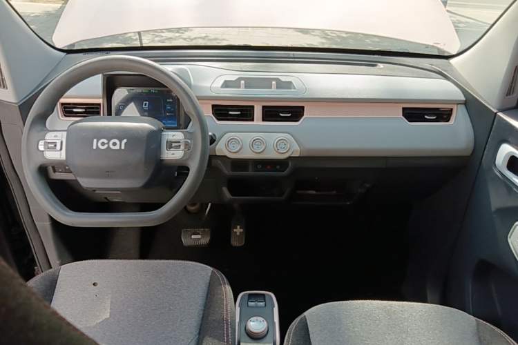 Used Chery QQ Ice Cream 2022 170km Sundae Phosphate Lithium-Ion Center Console