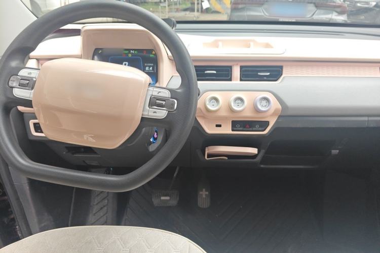 Used Chery QQ Ice Cream 2022 120km Conical Shape Lithium Iron Phosphate Center Console