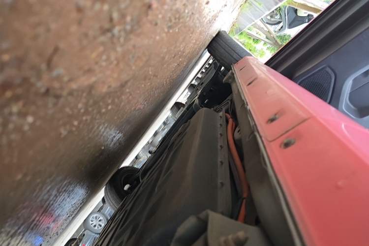 Used Chery QQ Ice Cream 2022 120km Conical Shape Lithium Iron Phosphate Chassis Rear Left