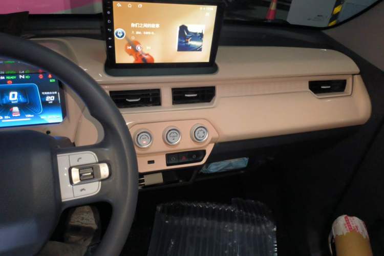 Used Chery QQ Ice Cream 2022 170km Sundae Phosphate Lithium-Ion Audio And AC Panel