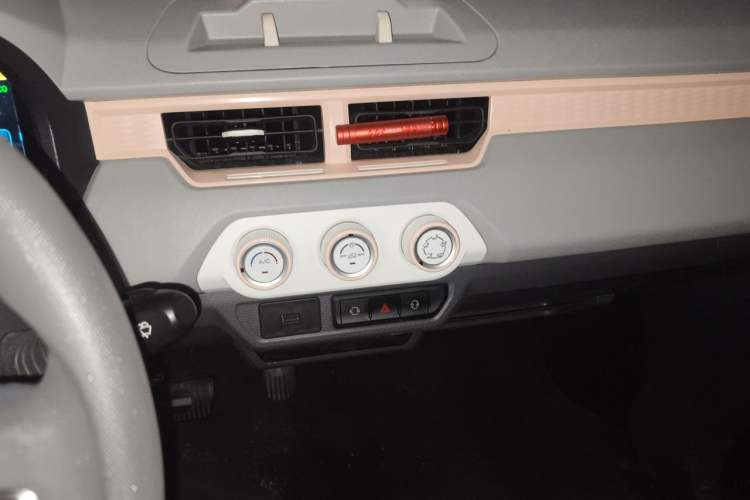 Used Chery QQ Ice Cream 2022 170km Sundae Phosphate Lithium-Ion Audio And AC Panel
