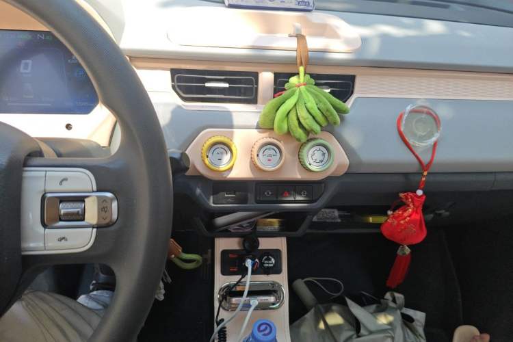 Used Chery QQ Ice Cream 2022 170km Sundae Phosphate Lithium-Ion Audio And AC Panel
