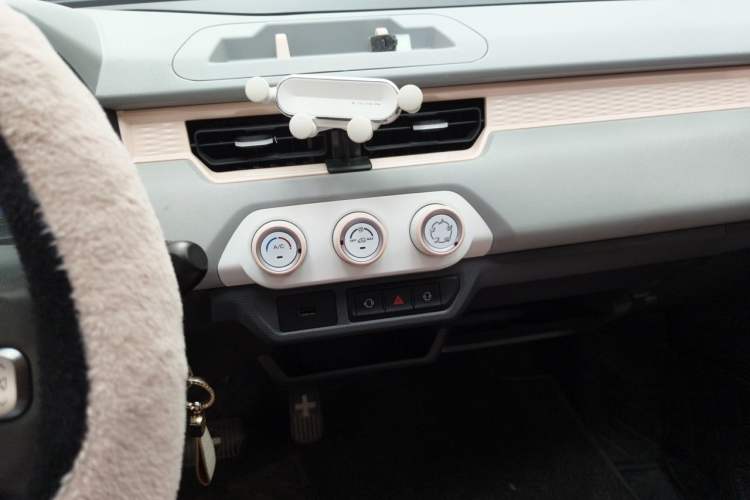 Used Chery QQ Ice Cream 2022 170km Sundae Phosphate Lithium-Ion Audio And AC Panel