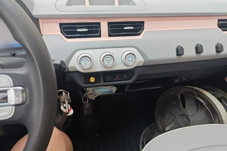 Used Chery QQ Ice Cream 2022 170km Sundae Phosphate Lithium-Ion Audio And AC Panel
