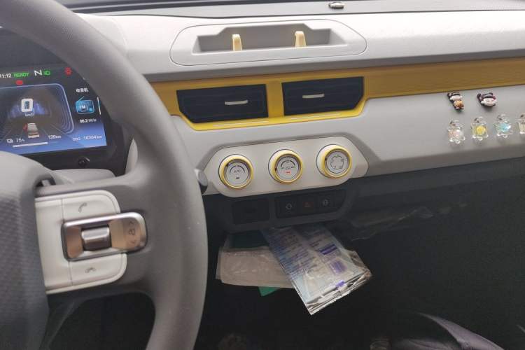 Used Chery QQ Ice Cream 2022 170km Sundae Phosphate Lithium-Ion Audio And AC Panel