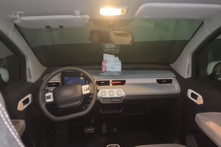 Used Chery QQ Ice Cream 2022 170km Sundae Phosphate Lithium-Ion Center Console