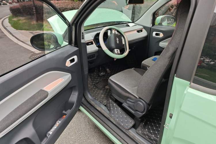 Used Chery QQ Ice Cream 2022 170km Sundae Phosphate Lithium-Ion Driver Seat
