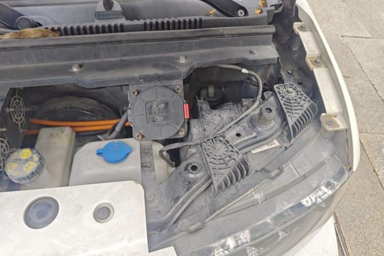 Used Chery QQ Ice Cream 2022 170km Sundae Phosphate Lithium-Ion Engine Bay Left