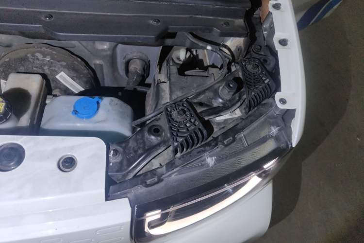 Used Chery QQ Ice Cream 2022 120km Conical Shape Lithium Iron Phosphate Engine Bay Left