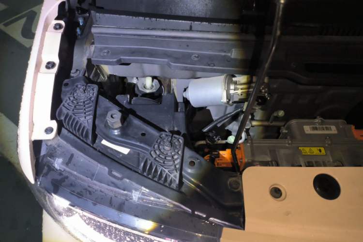 Used Chery QQ Ice Cream 2022 170km Sundae Phosphate Lithium-Ion Engine Bay Right