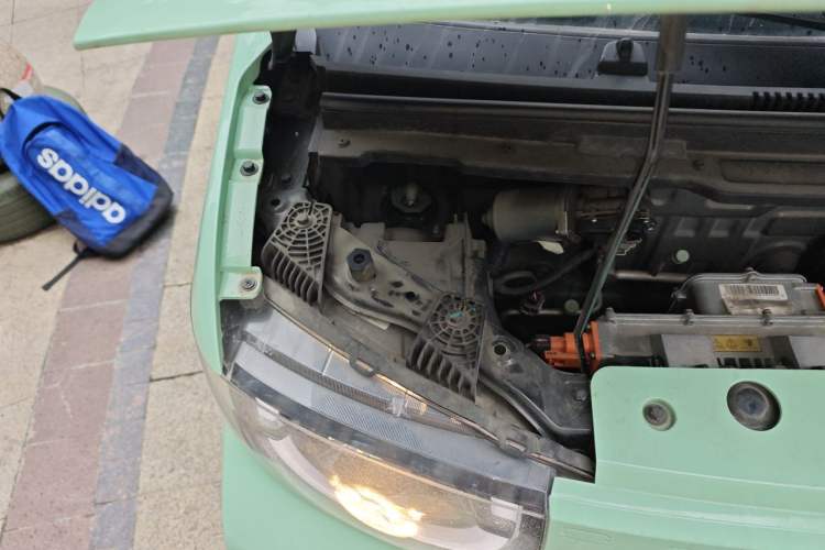 Used Chery QQ Ice Cream 2022 170km Sundae Phosphate Lithium-Ion Engine Bay Right
