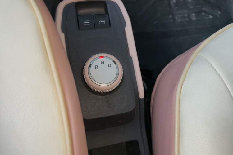 Used Chery QQ Ice Cream 2022 170km Sundae Phosphate Lithium-Ion Gear Lever