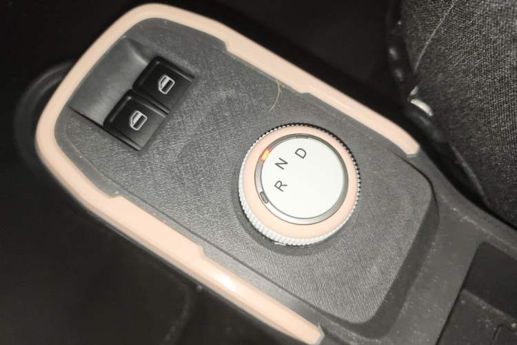 Used Chery QQ Ice Cream 2022 170km Sundae Phosphate Lithium-Ion Gear Lever
