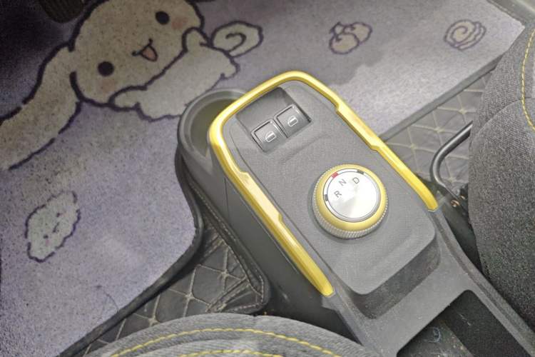 Used Chery QQ Ice Cream 2022 170km Sundae Phosphate Lithium-Ion Gear Lever