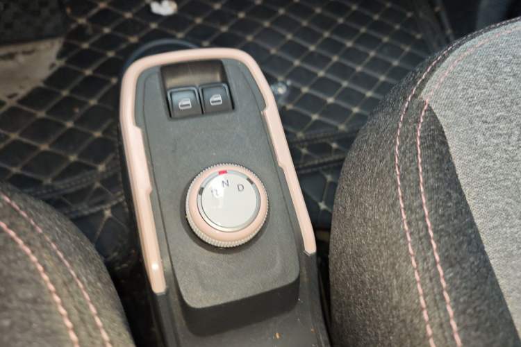 Used Chery QQ Ice Cream 2022 170km Sundae Phosphate Lithium-Ion Gear Lever