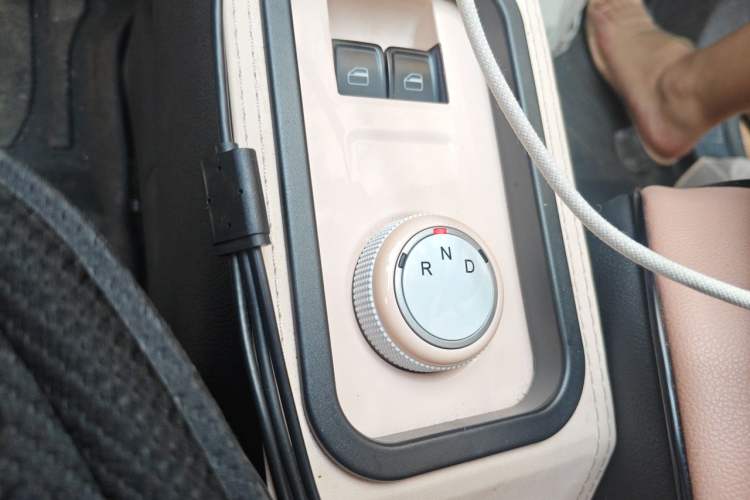 Used Chery QQ Ice Cream 2022 170km Sundae Phosphate Lithium-Ion Gear Lever