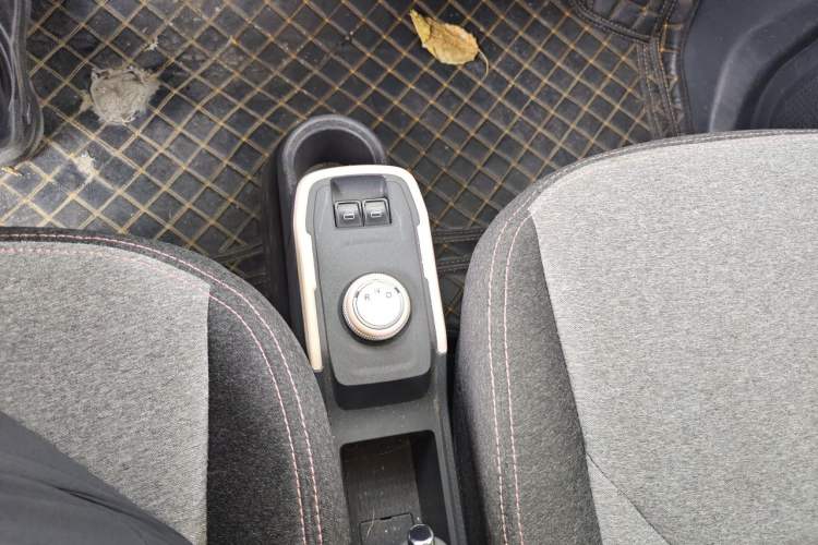 Used Chery QQ Ice Cream 2022 170km Sundae Phosphate Lithium-Ion Gear Lever