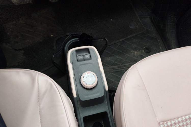 Used Chery QQ Ice Cream 2022 170km Sundae Phosphate Lithium-Ion Gear Lever