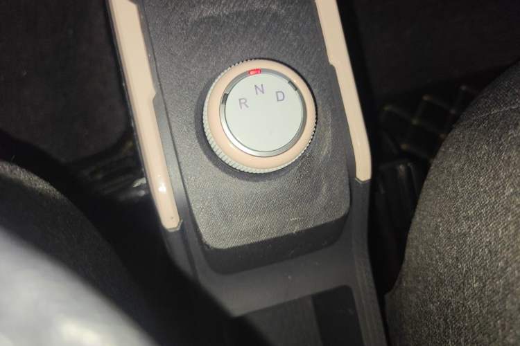 Used Chery QQ Ice Cream 2022 170km Sundae Phosphate Lithium-Ion Gear Lever