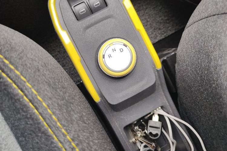 Used Chery QQ Ice Cream 2022 170km Sundae Phosphate Lithium-Ion Gear Lever