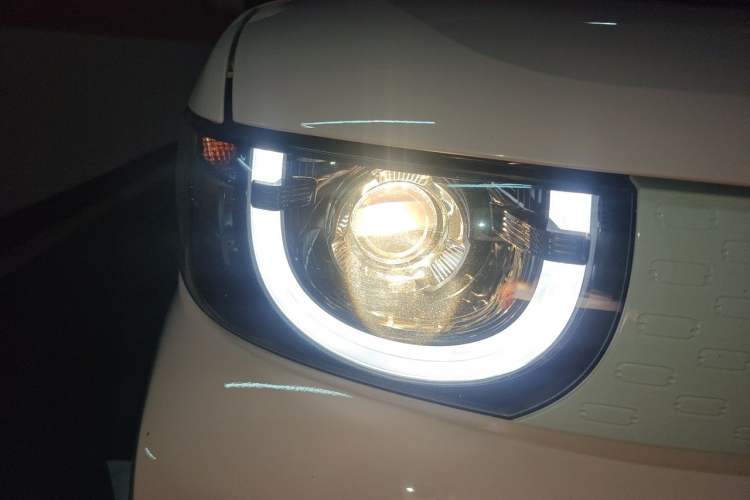 Used Chery QQ Ice Cream 2022 170km Sundae Phosphate Lithium-Ion Right Front Headlight