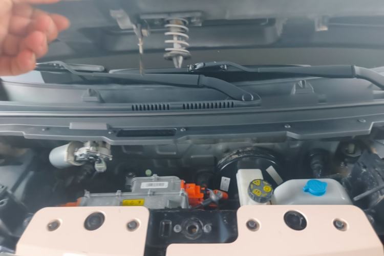 Used Chery QQ Ice Cream 2022 170km Sundae Phosphate Lithium-Ion Engine Bay