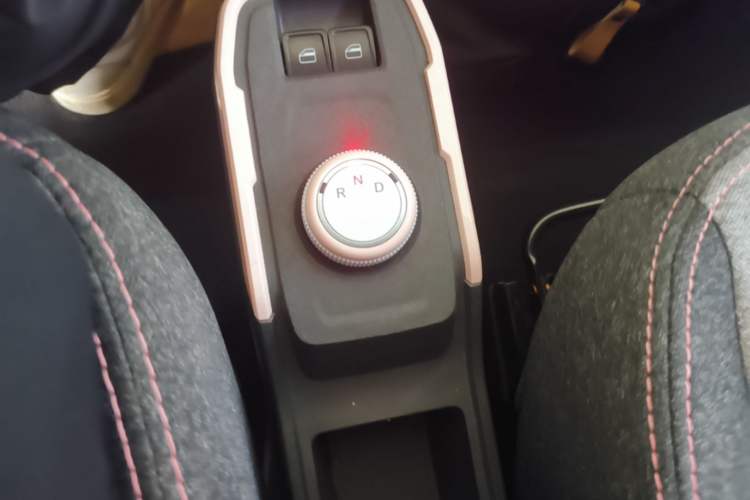 Used Chery QQ Ice Cream 2022 170km Sundae Phosphate Lithium-Ion Gear Lever