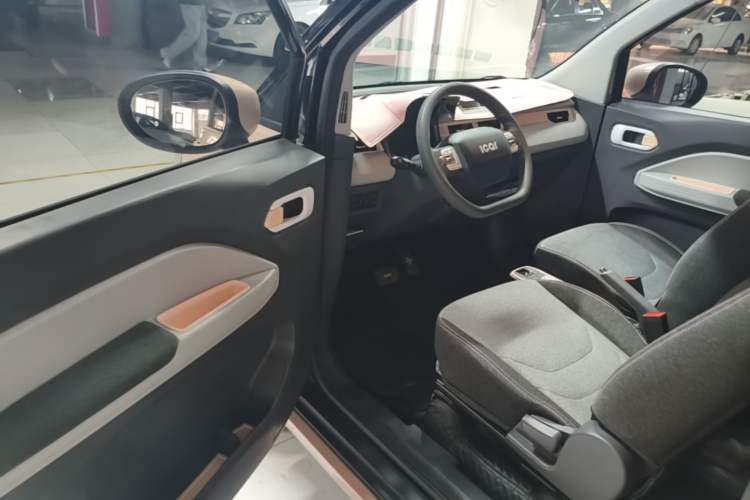 Used Chery QQ Ice Cream 2022 120km Conical Shape Lithium Iron Phosphate Driver Seat