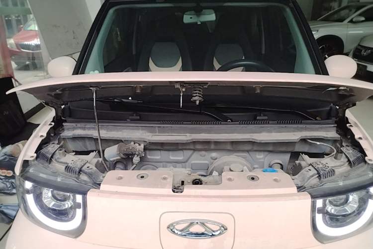 Used Chery QQ Ice Cream 2022 170km Sundae Phosphate Lithium-Ion Engine Bay