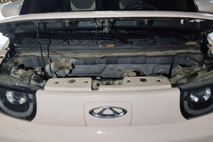 Used Chery QQ Ice Cream 2022 170km Sundae Phosphate Lithium-Ion Engine Bay
