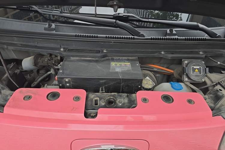 Used Chery QQ Ice Cream 2022 120km Conical Shape Lithium Iron Phosphate Engine Bay