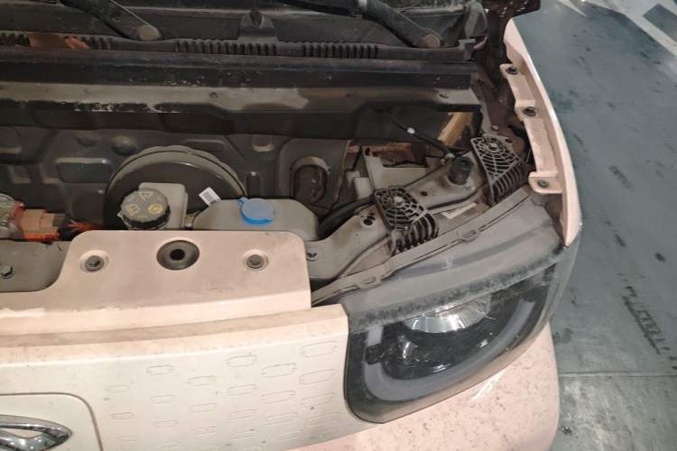Used Chery QQ Ice Cream 2022 170km Sundae Phosphate Lithium-Ion Engine Bay Left