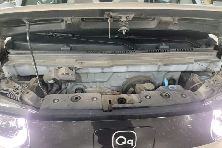 Used Chery QQ Ice Cream 2022 170km Sundae Phosphate Lithium-Ion Engine Bay