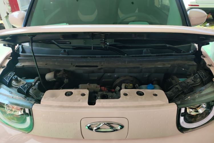 Used Chery QQ Ice Cream 2022 170km Sundae Phosphate Lithium-Ion Engine Bay