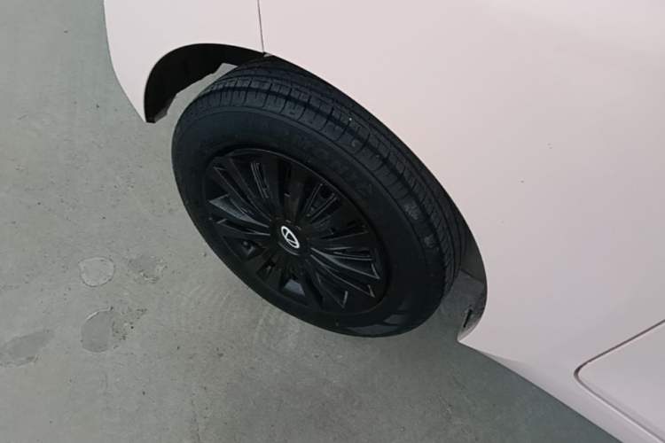 Used Chery QQ Ice Cream 2022 170km Sundae Phosphate Lithium-Ion Exterior 5