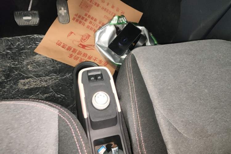 Used Chery QQ Ice Cream 2022 170km Sundae Phosphate Lithium-Ion Gear Lever