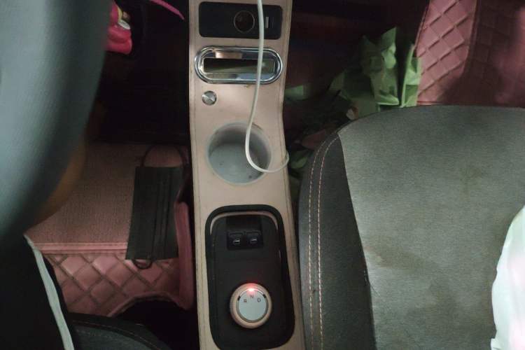 Used Chery QQ Ice Cream 2022 170km Sundae Phosphate Lithium-Ion Gear Lever