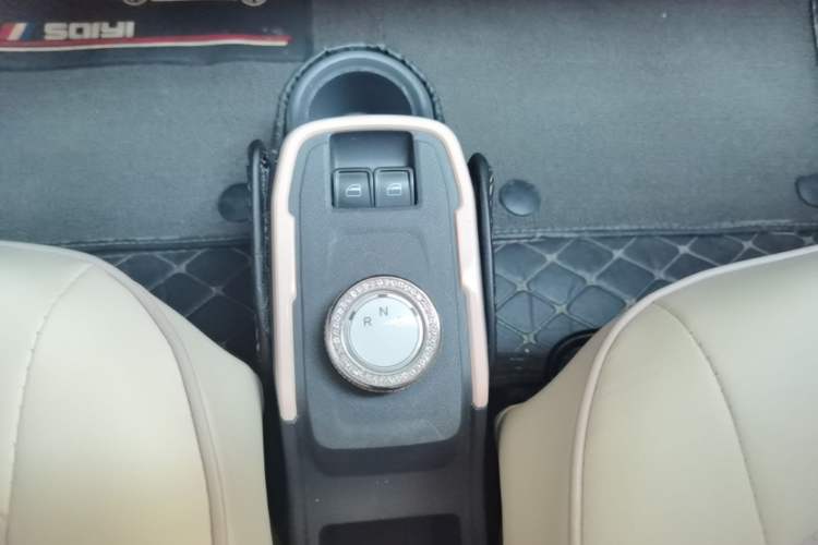 Used Chery QQ Ice Cream 2022 170km Sundae Phosphate Lithium-Ion Gear Lever
